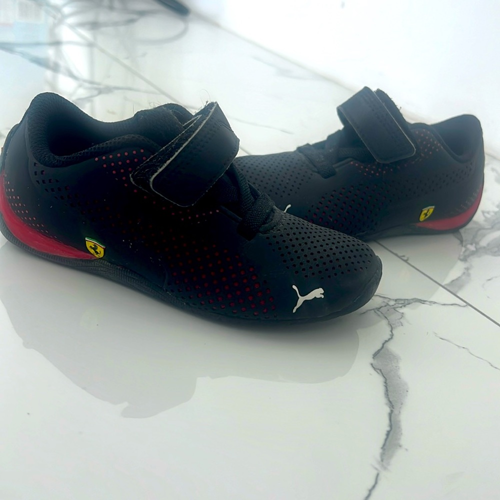 Boys Ferrari puma sneakers like new 10.5